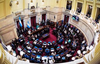 O Senado aprovou o projeto na generalidade e procedeu à votação nas seções políticas do El Intransigente