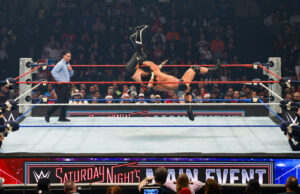 A WWE fez grandes mudanças no evento principal da noite de sábado.
