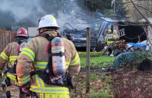 Uma pessoa é hospitalizada após um incêndio em um trailer em Forest Grove.