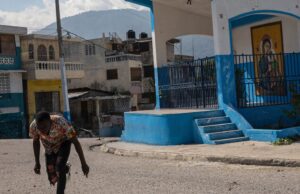 Dezenas de pessoas foram mortas na capital do Haiti quando homens armados se separaram de uma coalizão de gangues na tentativa de tomar o poder