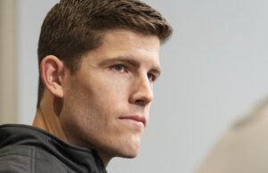 O novo técnico da WSU, Kirby Moore, pousou em Pullman e cumprimentou os fãs