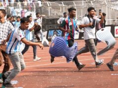 A turnê de Messi pela Índia teve um início caótico, com torcedores furiosos invadindo o campo