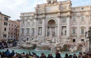 Visitar a Fonte de Trevi vai agora custar mais do que apenas atirar uma moeda com uma taxa turística de 2 euros