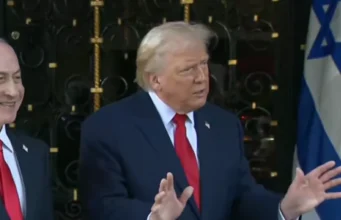 Trump rindo do estilo do jornalista Adel Imam em “Al-Oued Sayed El-Shaghal”: “Você almoça como ontem, mas ainda é um presente”.