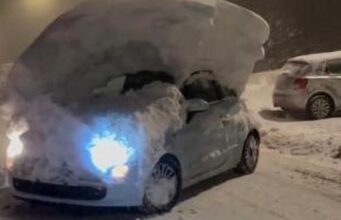 Ele pega um carro em Prato Nevoso e o encontra com um metro de neve no teto