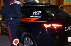 Perigo de asfixia: o médico uma menina na praça da Piazza Waltheri – Bolzano. mantém