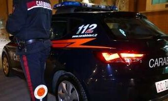 Perigo de asfixia: o médico uma menina na praça da Piazza Waltheri – Bolzano. mantém