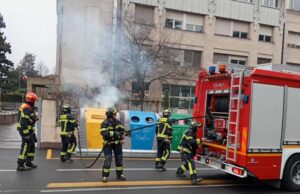 A lixeira de coleta de papel em frente à escola “Galilei” em Bolzano foi incendiada