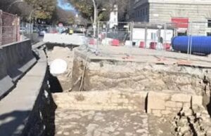 As muralhas medievais da cidade encontradas sob a Piazza Beccaria interrompem as obras do bonde