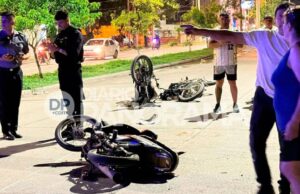 Grave acidente em La Banda: um caminhão colidiu com três motocicletas e fugiu, deixando vários feridos