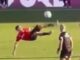 Uma cabeçada acrobática que ganhou o prêmio FiFA Puskas de melhor gol do ano