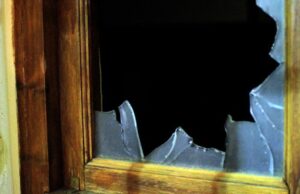 Eles roubam US$ 900, joias e armas de fogo em um bairro privado em El Zanjoun.