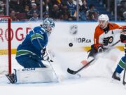 Flyers ultrapassam Canucks pela 14ª vitória de retorno