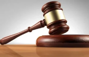 Uma empresa corta seu salário por 30 meses e o tribunal a obriga a pagar 233 mil dirhams de indenização