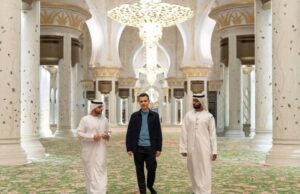 O Ministro das Relações Exteriores da Macedônia do Norte visita a Grande Mesquita Sheikh Zayed