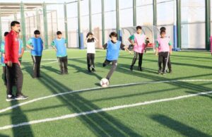 500 estudantes do sexo masculino e feminino nos cursos de inverno da Polícia de Dubai