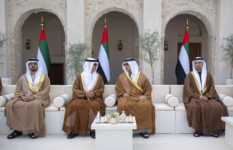 Mansour bin Zayed testemunha o casamento em massa do povo de Abu Dhabi em Qasr Al Hosn
