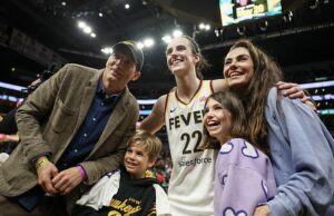 Ashton Kutcher e sua esposa Mila Kunis exibem seus dois filhos em público pela primeira vez enquanto assistem Caitlin Clark jogar basquete em Los Angeles