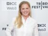 Amy Schumer usa biquíni e SKIMS após perder peso
