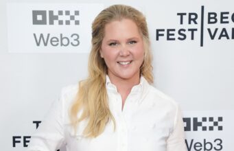 Amy Schumer usa biquíni e SKIMS após perder peso