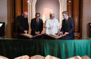 O Sumo Pontífice exibiu de forma estranha uma Bíblia iluminada na Curia-News. visitas