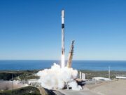 Um foguete SpaceX Falcon 9 lançou os satélites Starlink de Vandenberg, Califórnia.