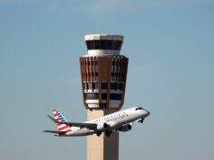 A denúncia alega que o homem ‘visivelmente bêbado’ agrediu sexualmente uma mulher em Portland enquanto estava no avião