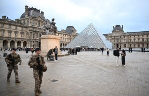Livros raros danificados por vazamento de água no Louvre meses após roubo