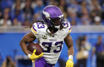 Os Vikings perderam Aaron Jones e Jordan Mason devido a lesões em minutos.
