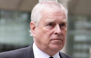 O ex-príncipe Andrew chega ao batizado da neta para o primeiro evento real desde a perda do título