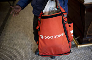 Um motorista do DoorDash enfrenta uma acusação criminal após supostamente derramar a comida dos clientes