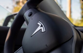 O marketing enganoso da Tesla para piloto automático e direção autônoma, julga regras