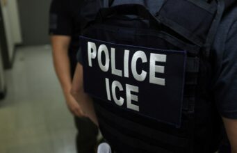 Cidadão dos EUA preso pelo ICE após se oferecer para mostrar passaporte gera reação negativa