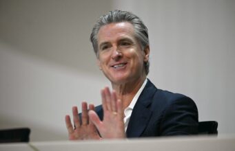Gavin Newsom zomba de Trump, Kristi Noem e Kash Patel em postagem de Natal