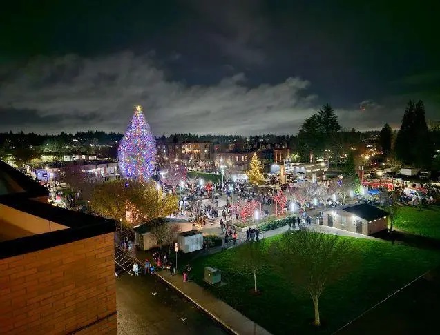 Gresham-Christmas-tree-lighting-on-Saturday-December-6-2025-Christopher-Keizer-Portland-Tribune1.jpg