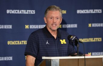 Kyle Whittingham toma sua primeira grande decisão como técnico do Michigan.