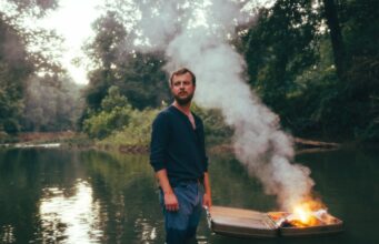 Miles Miller foi mais do que apenas o baterista em “Mr. run away” de Sturgill