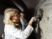 Tauck financia Desiderio da Settignano para a restauração do portão