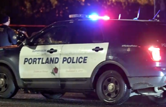 Um motorista foi apreendido com cocaína após bater em um carro da polícia na manhã de sexta-feira.