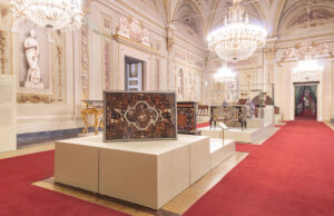 O mobiliário real é exibido de forma diferente no Palazzo Pitti