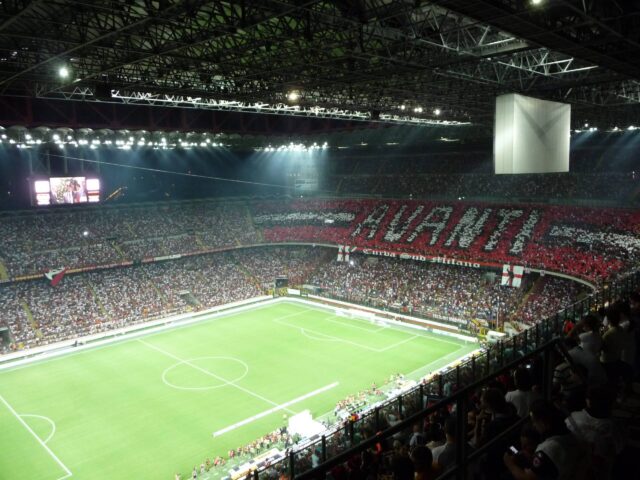 San_Siro_Stadium_in_the_2009-10_derby-scaled.jpg