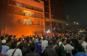 Os protestos intensificam-se no Bangladesh depois da morte do ativista e do incêndio de escritórios de comunicação social