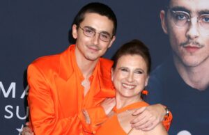 Timothée Chalamet Twins e sua mãe usam laranja na estreia de ‘Marty Supreme’