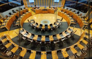 Trabalhadores do NHS galês se manifestam enquanto o parlamento debate a campanha do ‘Corrimor Court’