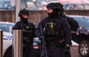 16 mortos depois que pai e filho abriram fogo em praia australiana em ataque judeu