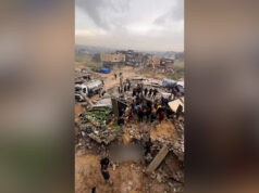 Equipe de resgate de Gaza Retirando um corpo de outra casa desabada No meio de uma violenta tempestade | O conflito israelo-palestiniano