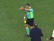 O treinador do Brisbane saiu vendo o vermelho