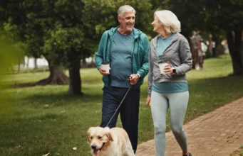 O chá pode fortalecer os ossos em mulheres mais velhas, e o café forte irá enfraquecê-los