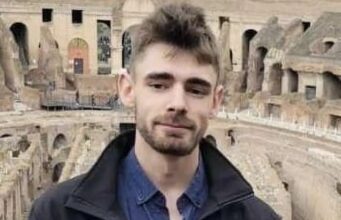 Na foto, um homem de 23 anos foi morto a facadas no beco ao lado do pub