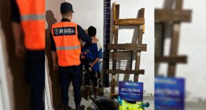 Um jovem caiu enquanto roubava itens de uma casa em La Banda